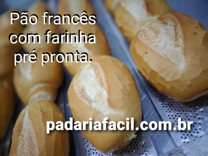 Imagem com a foto de quatro fileiras de pães franceses dentro da forma. Sobre a imagem em letras médias, a frase 