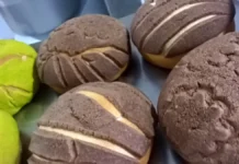 Conchas Mexicanas Pequenos pães com cobertura de pasta de açúcar com chocolate e corantes.
