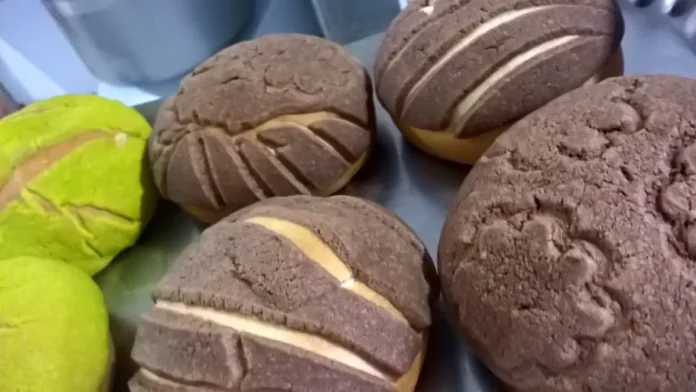 Pequenos pães com cobertura de pasta de açúcar com chocolate e corantes.