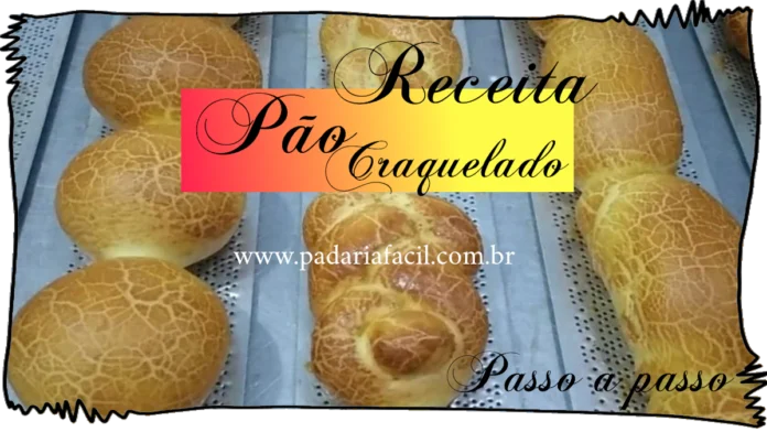 Uma forma contendo três pães redondos, dois pães trançados e dois pães compridos. A superfície do pão é levemente alaranjada e craquelada. Sobre a foto, a legenda dizendo receita de pão craquelado, o link para o site padaria fácil e no canto inferior a frase dizendo passo a passo